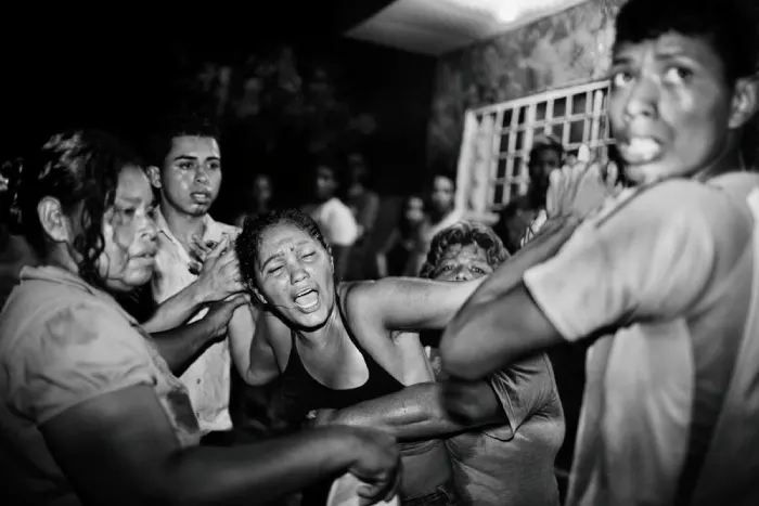 Lamentos y dolor en la Colonia Sauce por un baleado en la Calle. San Pedro Sula (2012).