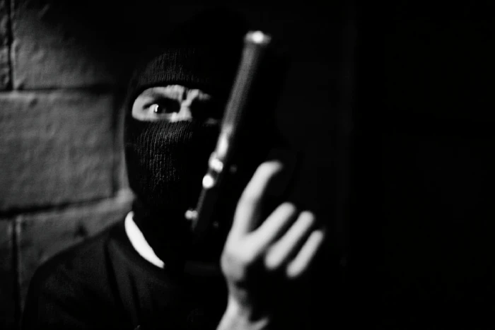 Un sicario encapuchado de la zona 14 me amenaza por unos instantes. Ciudad de Guatemala (2010).