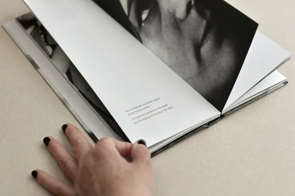 Encuadernación del fotolibro Era mentira de Carol Galiñanes.