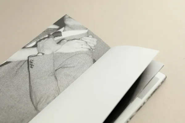 Interior del fotolibro Era mentira de Carol Galiñanes.