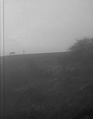 Cubierta del fotolibro "Arde la niebla" de Endika Díaz.