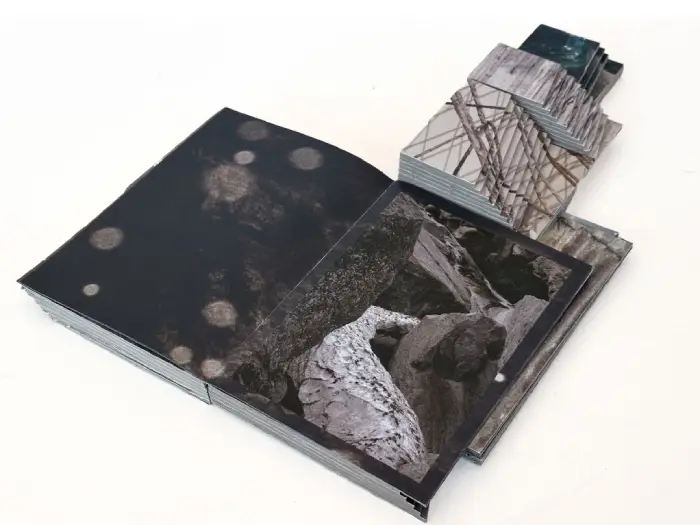 Interior del fotolibro "Interstates of Becoming" del fotógrafo Gareth Phillips.
