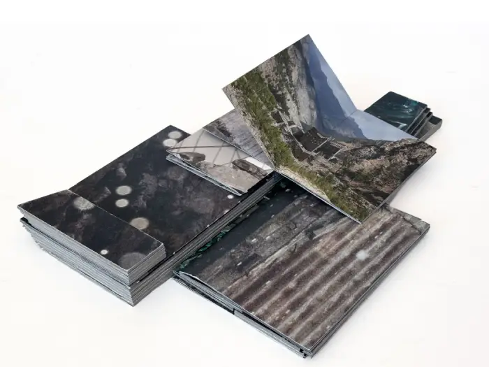 Interior del fotolibro "Interstates of Becoming" del fotógrafo Gareth Phillips.