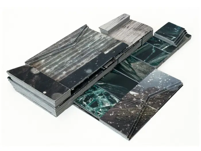 Interior del fotolibro "Interstates of Becoming" del fotógrafo Gareth Phillips.