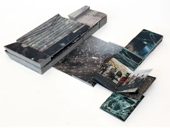 Interior del fotolibro "Interstates of Becoming" del fotógrafo Gareth Phillips.