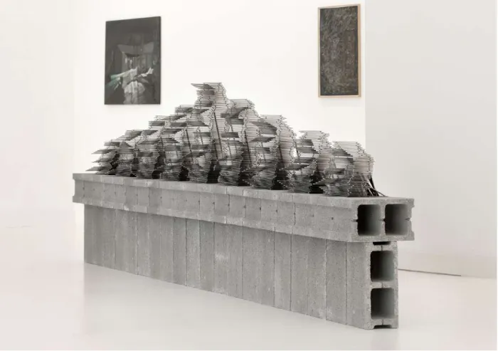 Instalación del fotolibro-escultura "Interstates of Becoming" del fotógrafo Gareth Phillips.