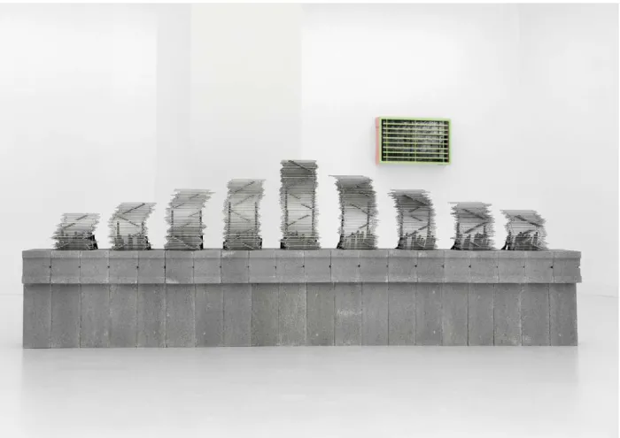 Instalación del fotolibro-escultura "Interstates of Becoming" del fotógrafo Gareth Phillips.
