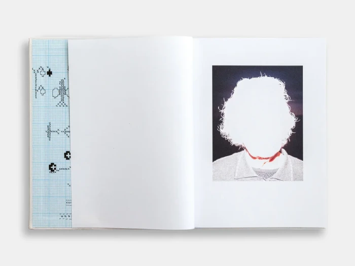 Interior del fotolibro "Uma azeitona bordada em azul"de Rui Costa