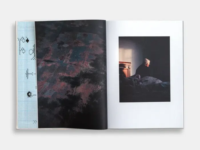 Interior del fotolibro "Uma azeitona bordada em azul"de Rui Costa