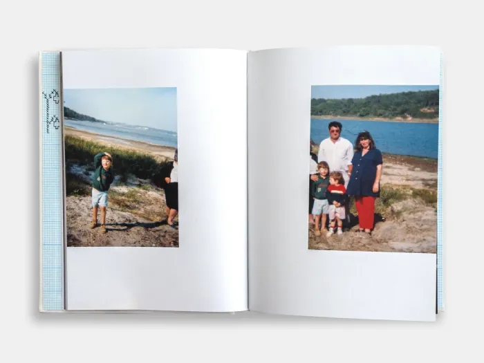 Interior del fotolibro "Uma azeitona bordada em azul"de Rui Costa