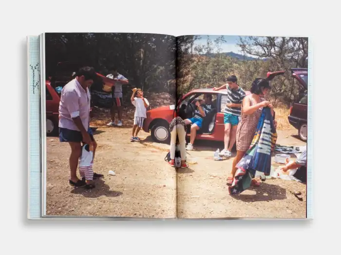 Interior del fotolibro "Uma azeitona bordada em azul"de Rui Costa