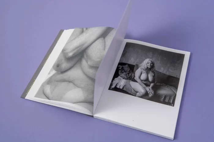 Interior del fotolibro "Belles mômes" de Clélia Odette.