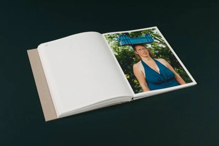 Interior del fotolibro "One shower a week" de Mariet Dingemans.