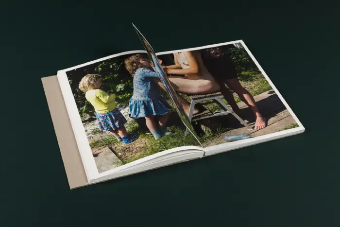 Interior del fotolibro "One shower a week" de Mariet Dingemans.