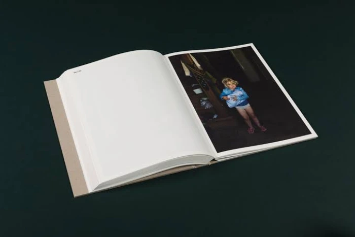 Interior del fotolibro "One shower a week" de Mariet Dingemans.