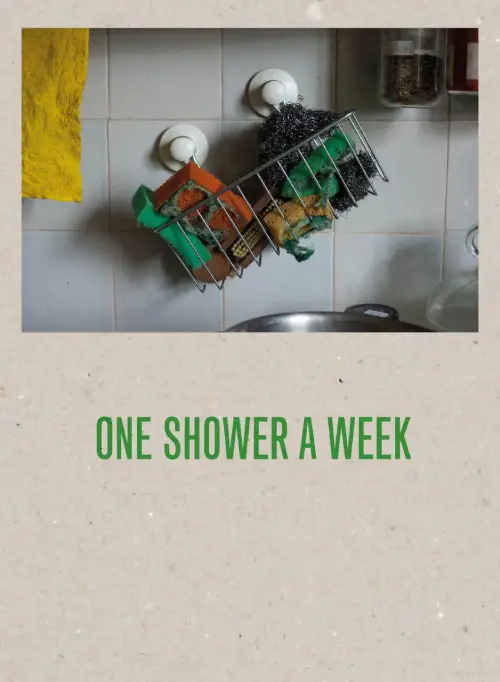 Cubierta del fotolibro "One shower a week" de Mariet Dingemans.