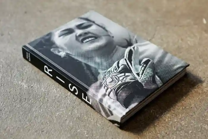 Cubierta del fotolibro Rise de Alexa Vachon.