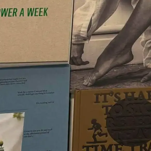 Cubiertas de los fotolibros de la exposición "Buscar un lugar, veinte maneras de huir"