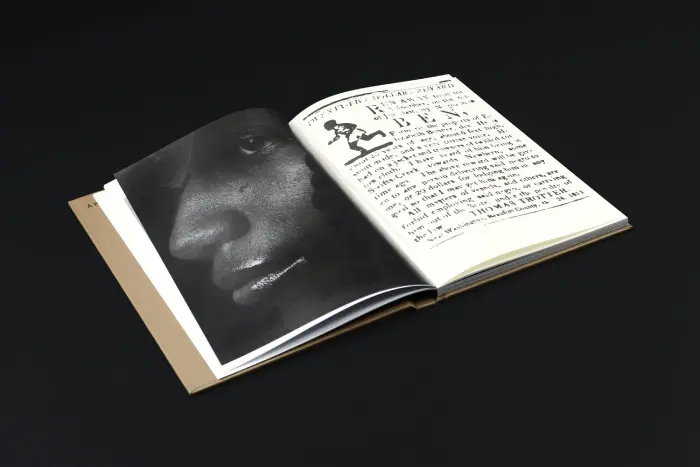 Interior del fotolibro "It’s hard to stop rebels that time travel" de Raymond Thompson Jr.