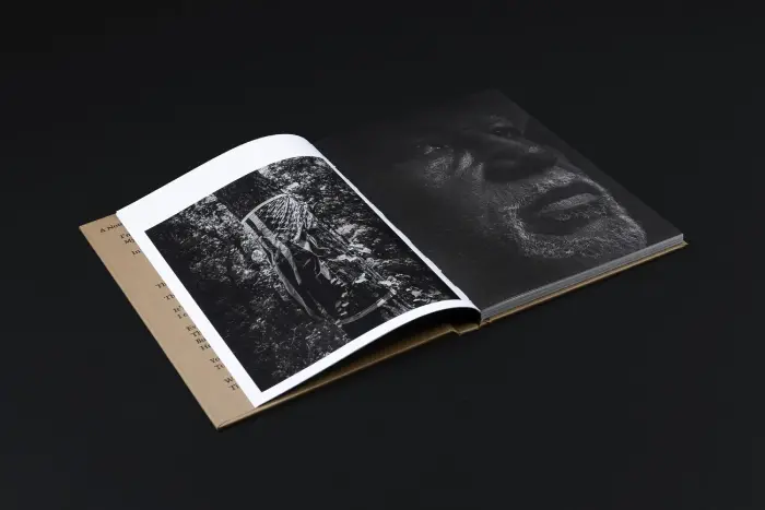 Interior del fotolibro "It’s hard to stop rebels that time travel" de Raymond Thompson Jr.