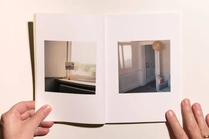 Interior del fotolibro "La casa continua" de Isabel Navarro.