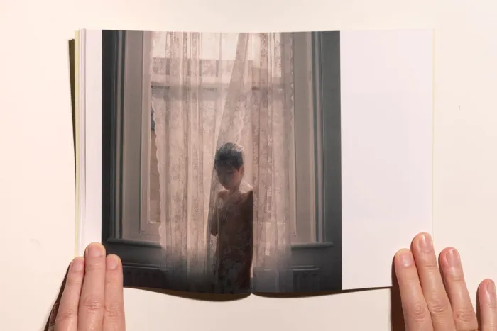 Interior del fotolibro "La casa continua" de Isabel Navarro.