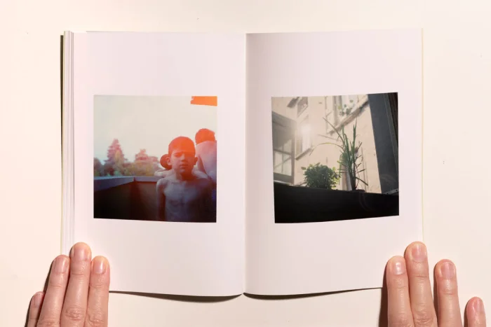 Interior del fotolibro "La casa continua" de Isabel Navarro.