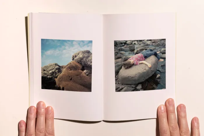 Interior del fotolibro "La casa continua" de Isabel Navarro.