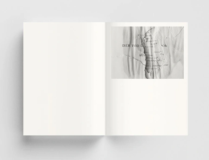 Interior del fotolibro "Flucht" de Espe Pons.