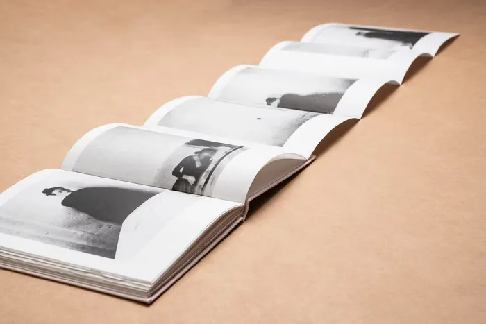Interior del fotolibro "Promenade" de Leila Forés.