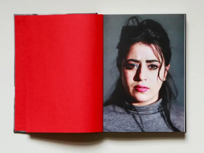 Interior del fotolibro "Rise" de Alexa Vachon