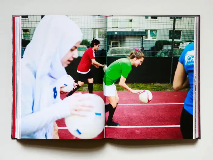 Interior del fotolibro "Rise" de Alexa Vachon