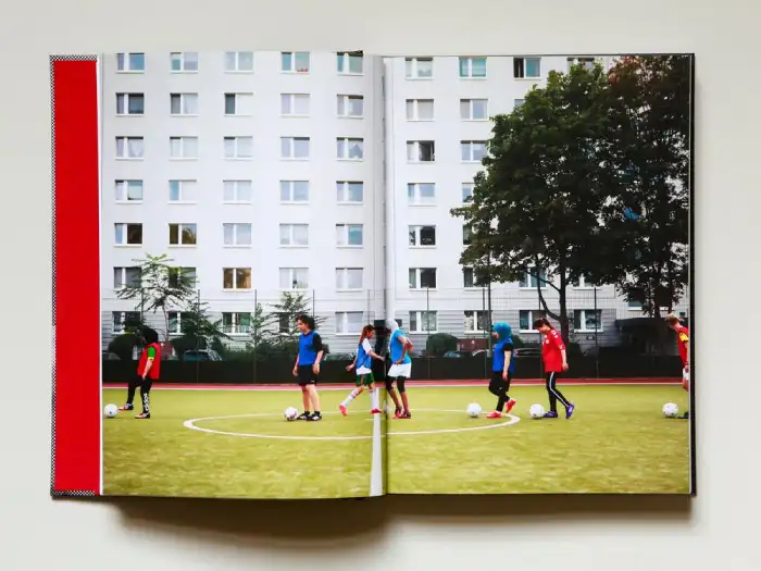 Interior del fotolibro "Rise" de Alexa Vachon