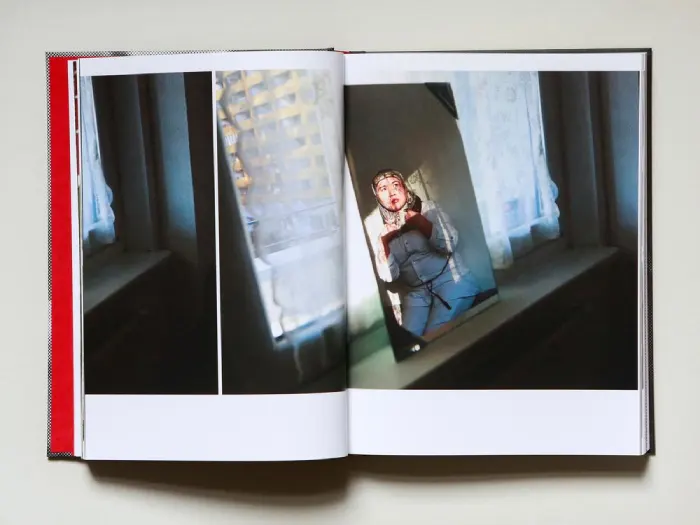 Interior del fotolibro "Rise" de Alexa Vachon