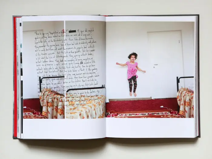 Interior del fotolibro "Rise" de Alexa Vachon