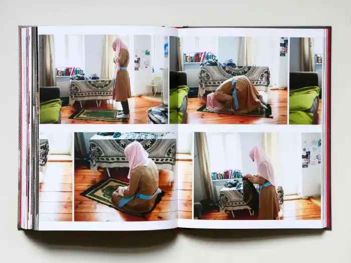 Interior del fotolibro "Rise" de Alexa Vachon
