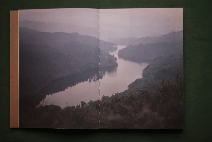 Interior del fotolibro "Os Batismos da Meia-Noite".