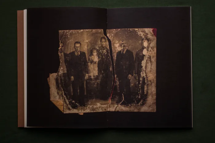 Interior del fotolibro "Os Batismos da Meia-Noite".