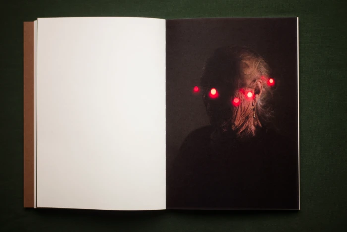 Interior del fotolibro "Os Batismos da Meia-Noite" de Joan Alvado.