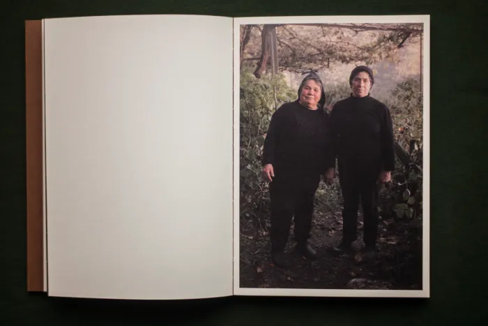 Interior del fotolibro "Os Batismos da Meia-Noite" de Joan Alvado.