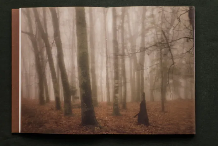 Interior del fotolibro "Os Batismos da Meia-Noite".