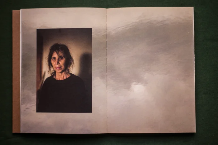 Interior del fotolibro "Os Batismos da Meia-Noite".