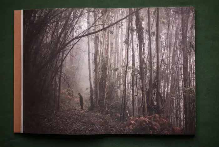 Interior del fotolibro "Os Batismos da Meia-Noite" de Joan Alvado.