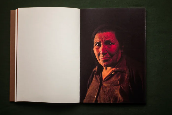 Interior del fotolibro "Os Batismos da Meia-Noite".