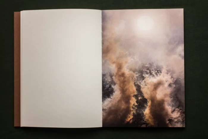 Interior del fotolibro "Os Batismos da Meia-Noite".